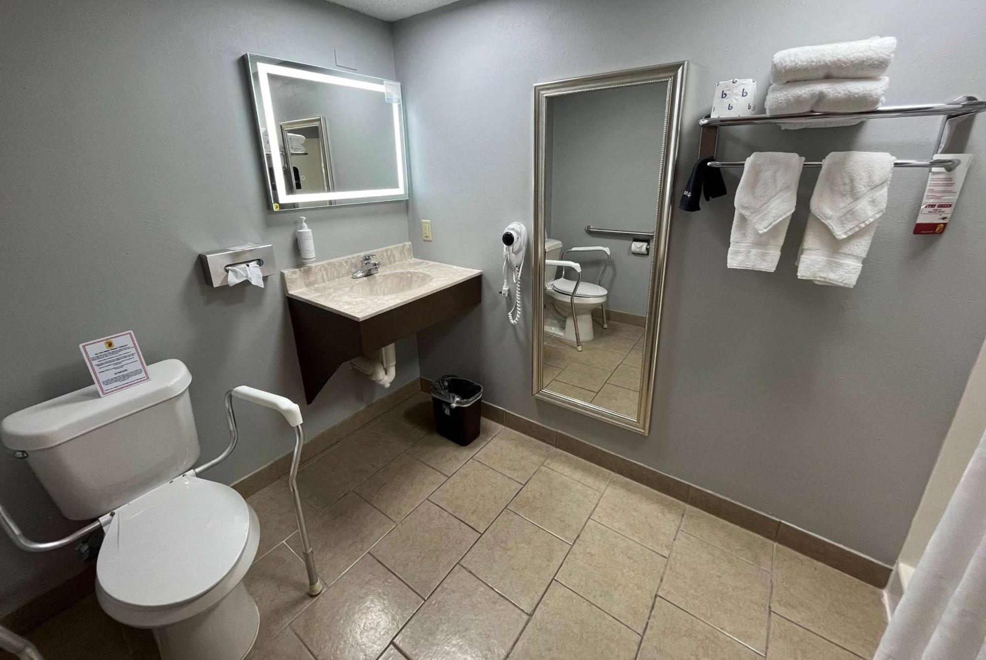 ซูเปอร์ 8 บาย วินด์แฮม เอ็มโพเรีย Motel ภายนอก รูปภาพ