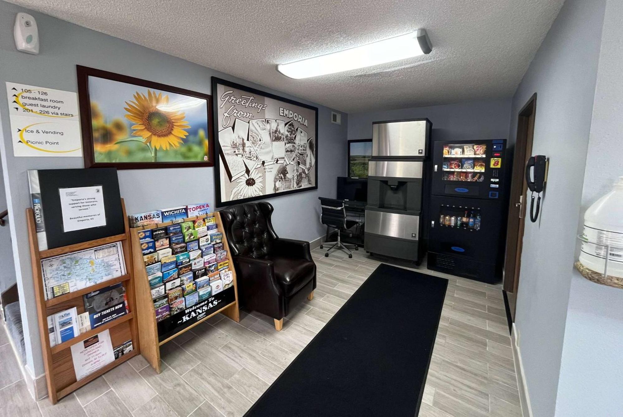 ซูเปอร์ 8 บาย วินด์แฮม เอ็มโพเรีย Motel ภายนอก รูปภาพ