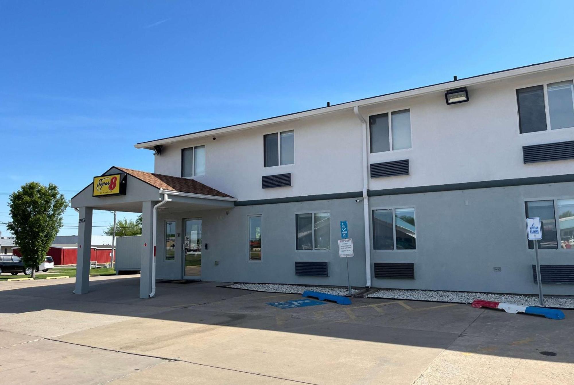 ซูเปอร์ 8 บาย วินด์แฮม เอ็มโพเรีย Motel ภายนอก รูปภาพ
