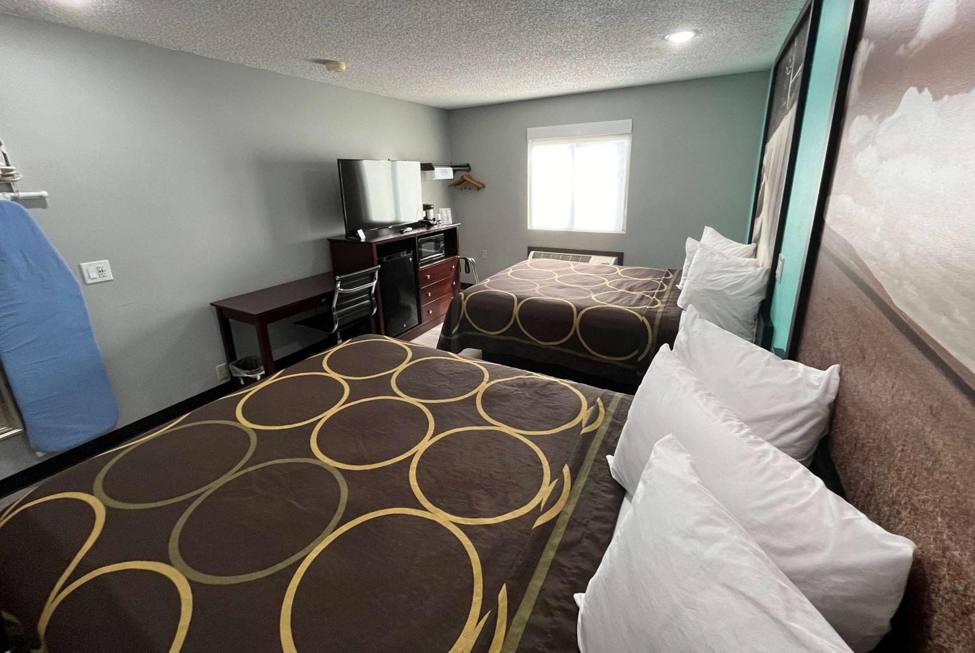 ซูเปอร์ 8 บาย วินด์แฮม เอ็มโพเรีย Motel ภายนอก รูปภาพ