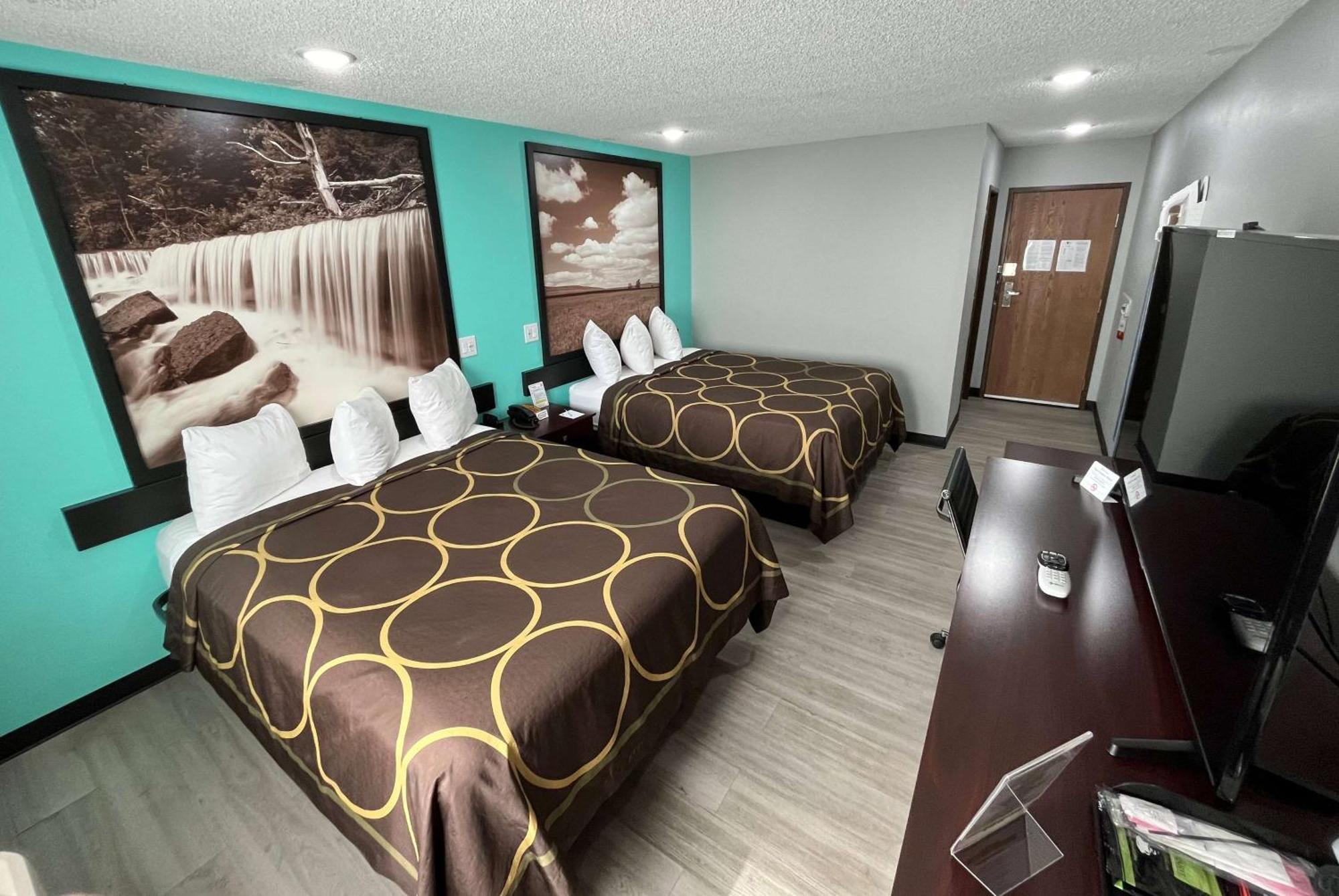 ซูเปอร์ 8 บาย วินด์แฮม เอ็มโพเรีย Motel ภายนอก รูปภาพ