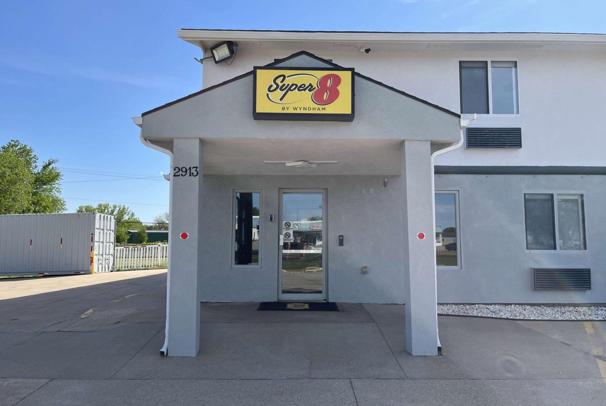 ซูเปอร์ 8 บาย วินด์แฮม เอ็มโพเรีย Motel ภายนอก รูปภาพ