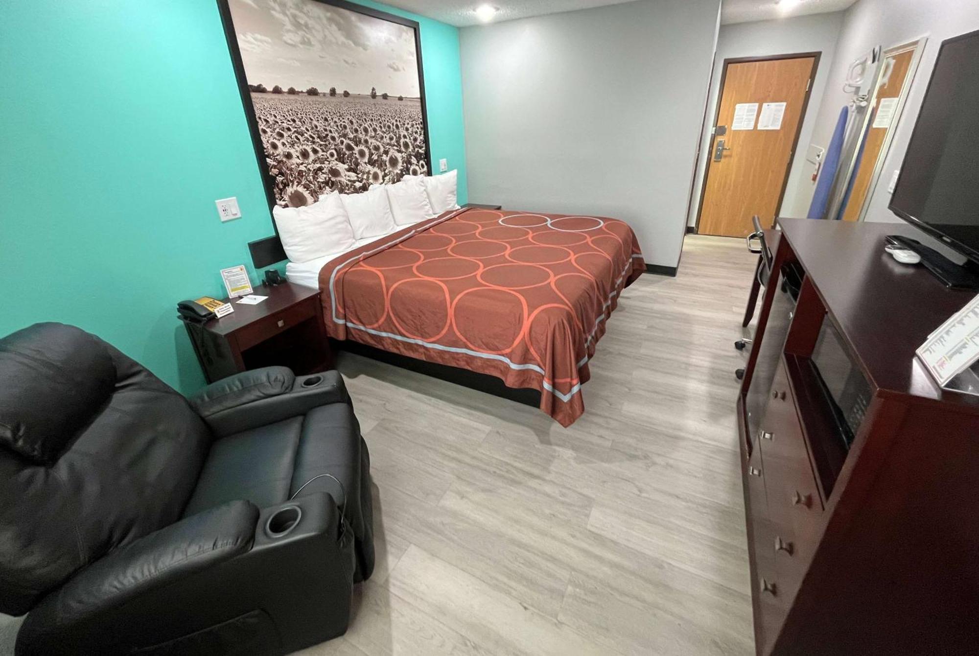 ซูเปอร์ 8 บาย วินด์แฮม เอ็มโพเรีย Motel ภายนอก รูปภาพ