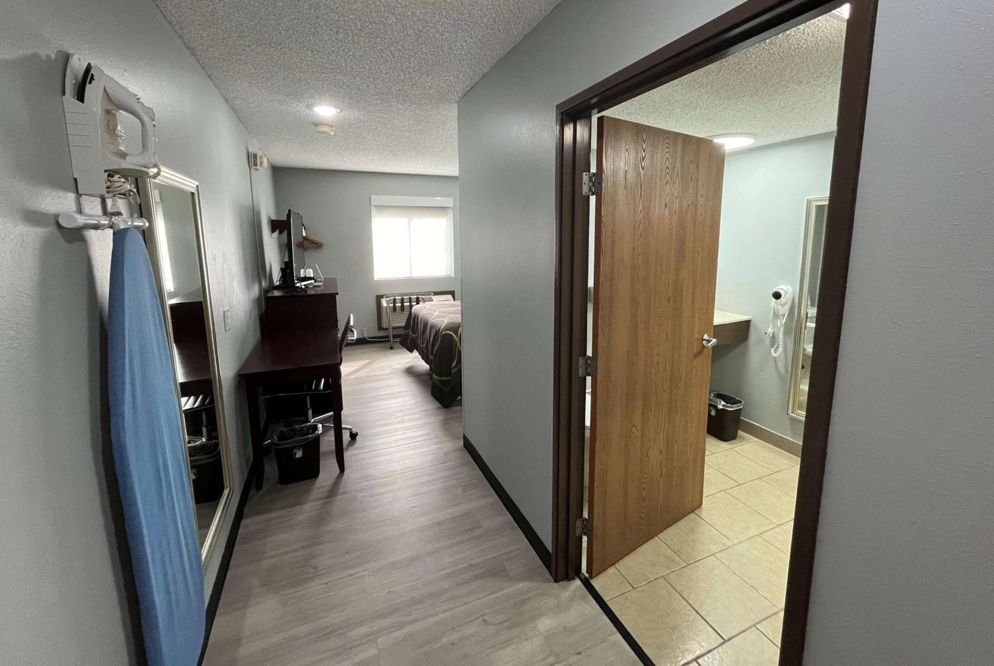 ซูเปอร์ 8 บาย วินด์แฮม เอ็มโพเรีย Motel ภายนอก รูปภาพ