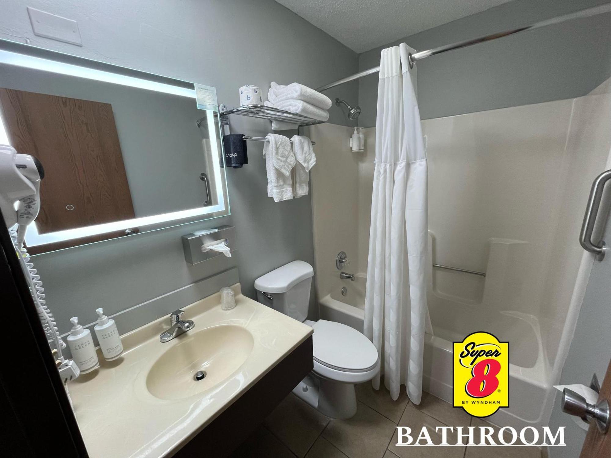 ซูเปอร์ 8 บาย วินด์แฮม เอ็มโพเรีย Motel ภายนอก รูปภาพ