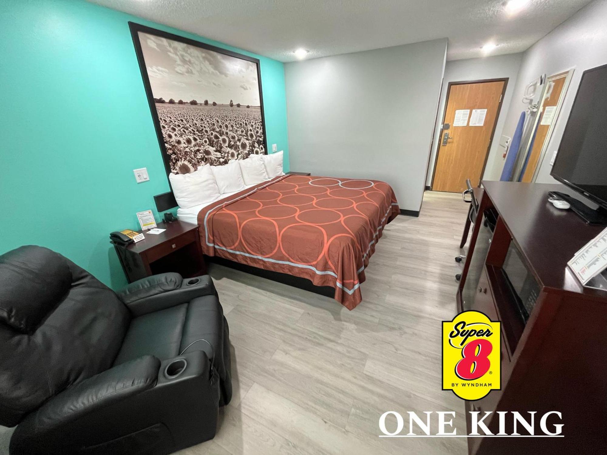 ซูเปอร์ 8 บาย วินด์แฮม เอ็มโพเรีย Motel ภายนอก รูปภาพ