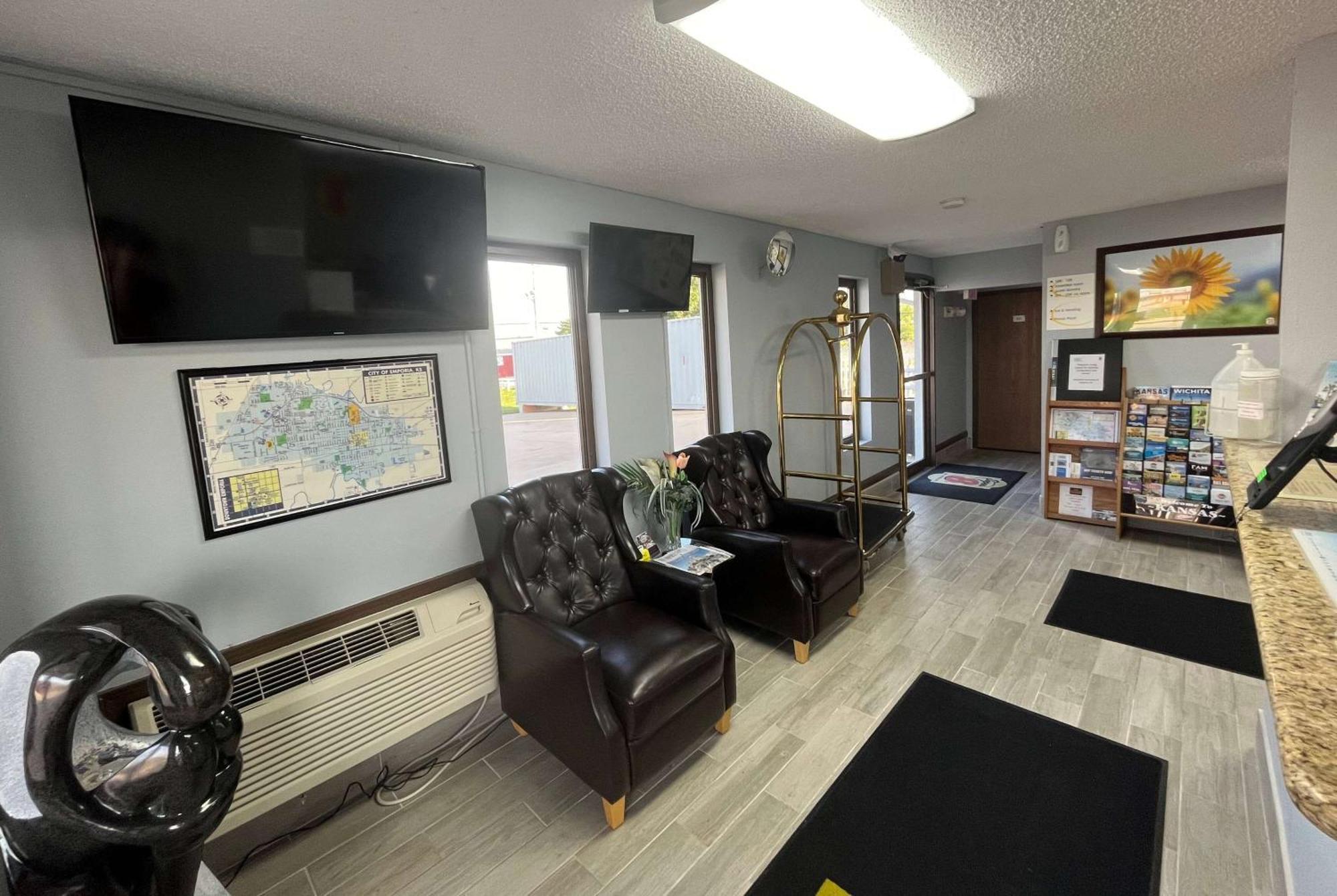 ซูเปอร์ 8 บาย วินด์แฮม เอ็มโพเรีย Motel ภายนอก รูปภาพ
